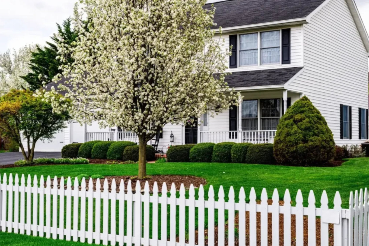 Choosing the Right Fences Contractor for Large Properties in Stuarts Draft, VA